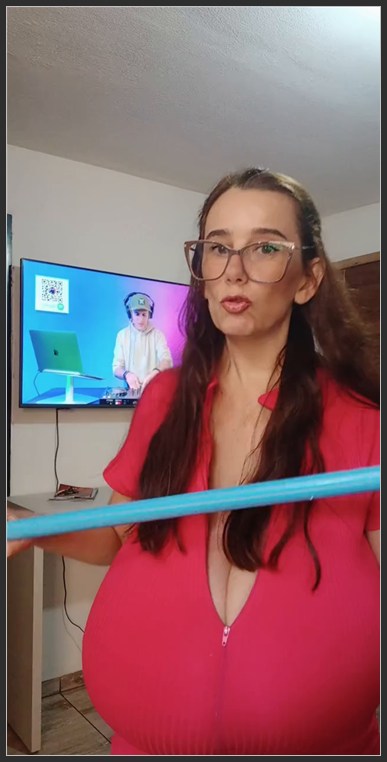 macromastia mom